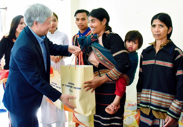 Chủ tịch Ủy ban Trung ương MTTQ Việt Nam thăm, tặng quà Tết tại Gia Lai