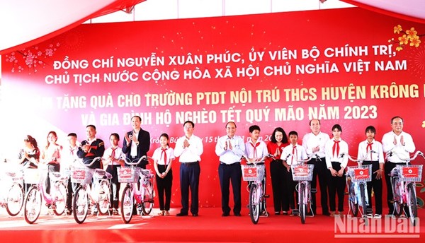 Chủ tịch nước thăm, tặng quà hộ nghèo, học sinh dân tộc nội trú, công nhân có hoàn cảnh khó khăn tại tỉnh Đắk Lắk