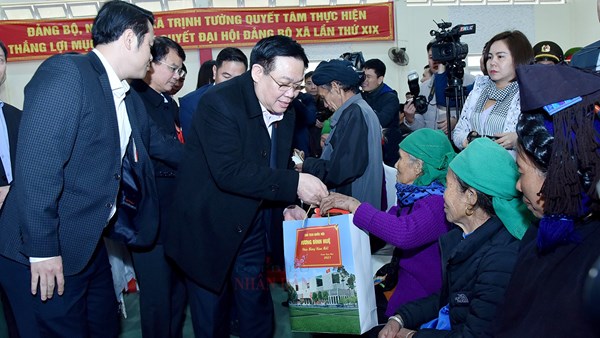 Chủ tịch Quốc hội Vương Đình Huệ thăm, chúc Tết và dự chương trình “Tết nhân ái” tại huyện Bát Xát, tỉnh Lào Cai