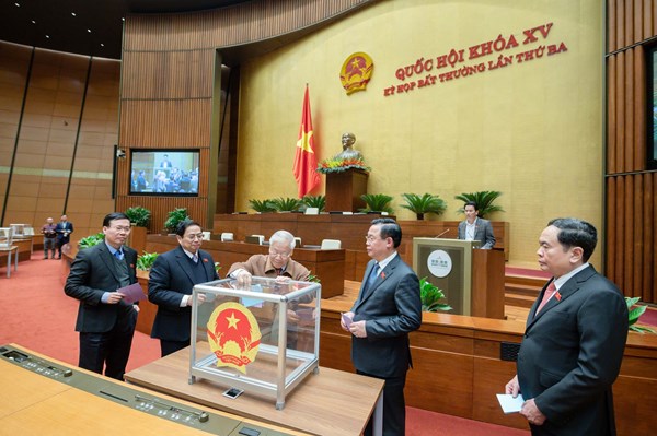 Quốc hội thông qua Nghị quyết miễn nhiệm chức vụ Chủ tịch nước, cho thôi nhiệm vụ đại biểu Quốc hội đối với ông Nguyễn Xuân Phúc
