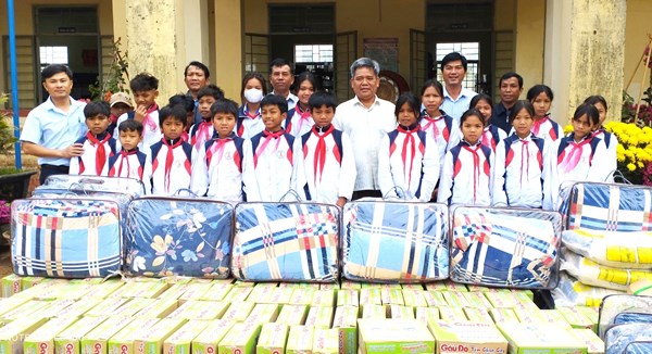 Chủ tịch Ủy ban MTTQ Việt Nam tỉnh Gia Lai dự sinh hoạt Chi bộ làng Ktu và tặng quà cho học sinh có hoàn cảnh khó khăn