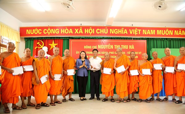 Phó Chủ tịch - Tổng Thư ký Nguyễn Thị Thu Hà thăm, chúc mừng đồng bào dân tộc Khmer tỉnh Sóc Trăng
