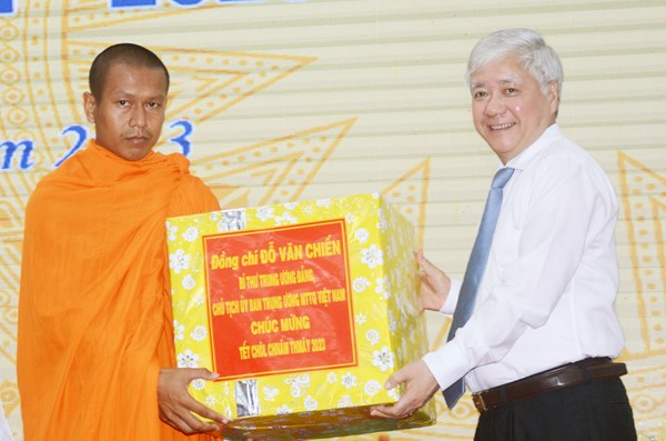 Chủ tịch Đỗ Văn Chiến dự Họp mặt Tết Chôl Chnăm Thmây của đồng bào dân tộc Khmer tỉnh Cà Mau