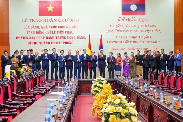 Trao tặng Huân chương Ít-xa-la hạng II của Đảng, Nhà nước CHDCND Lào cho Bí thư Thành ủy Hải Phòng Lê Tiến Châu