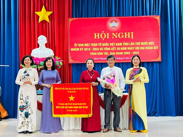 Mặt trận Bình Phước nhận cờ đơn vị xuất sắc trong phong trào thi đua của Chính phủ