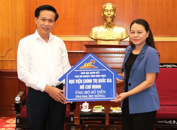 Phó Chủ tịch – Tổng Thư ký Nguyễn Thị Thu Hà tiếp nhận ủng hộ xây nhà đại đoàn kết cho hộ nghèo tỉnh Điện Biên