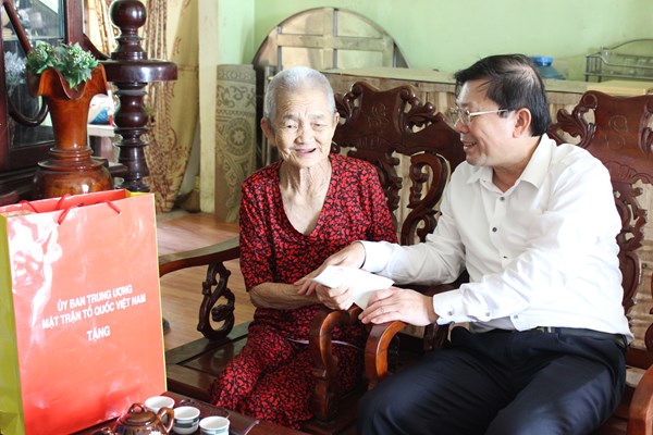 Phó Chủ tịch Nguyễn Hữu Dũng viếng anh hùng liệt sĩ và thăm gia đình có công tại Quảng Trị