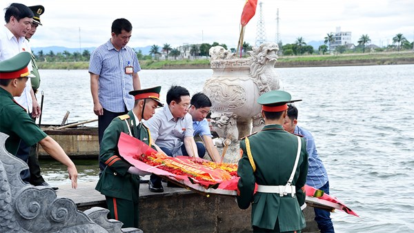 Chủ tịch Quốc hội Vương Đình Huệ dâng hương tưởng nhớ các anh hùng liệt sĩ tại tỉnh Quảng Trị