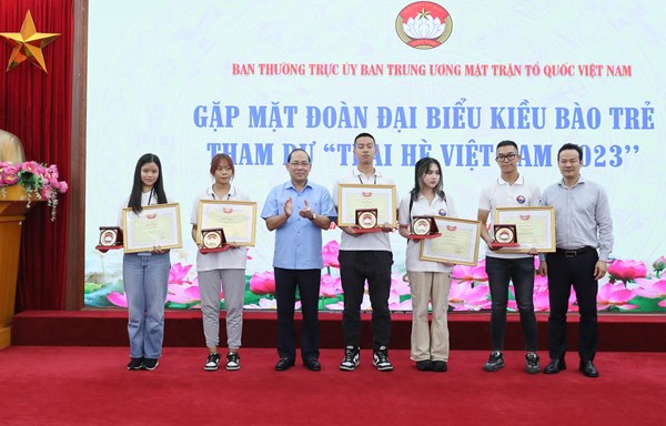 Phó Chủ tịch Hoàng Công Thủy gặp mặt kiều bào trẻ tham dự Trại hè Việt Nam 2023