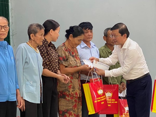 Phó Chủ tịch Nguyễn Hữu Dũng thăm, tặng quà gia đình chính sách tại Quảng Bình