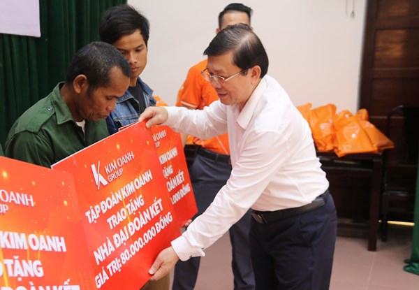 Phó Chủ tịch Nguyễn Hữu Dũng trao 500 phần quà, 8 nhà Đại đoàn kết cho gia đình chính sách trên địa bàn tỉnh Quảng Trị