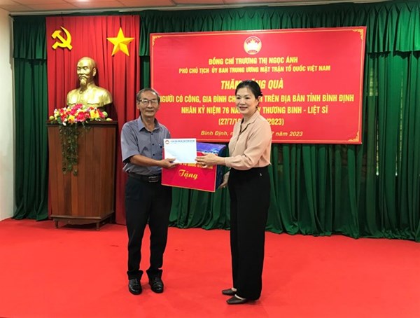 Phó Chủ tịch Trương Thị Ngọc Ánh thăm, tặng quà Người có công và gia đình chính sách tại Bình Định