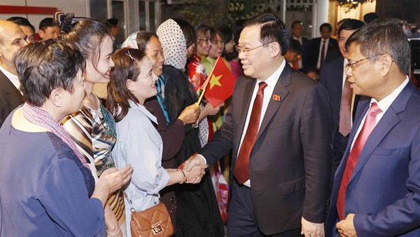 Chủ tịch Quốc hội Vương Đình Huệ thăm Đại sứ quán, cộng đồng người Việt tại Iran