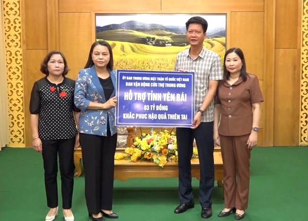 Phó Chủ tịch - Tổng Thư ký Nguyễn Thị Thu Hà trao số tiền 3 tỷ đồng hỗ trợ tỉnh Yên Bái khắc phục hậu quả bão lũ