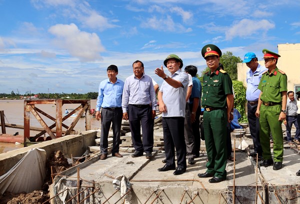 Phó Chủ tịch Hoàng Công Thuỷ kiểm tra công tác phòng chống thiên tai tại Vĩnh Long