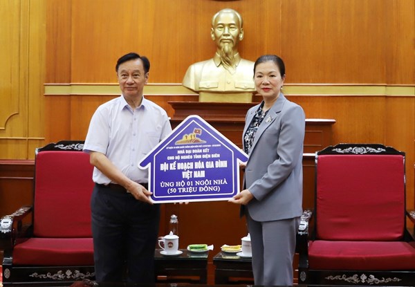Phó Chủ tịch Trương Thị Ngọc Ánh tiếp nhận ủng hộ xây nhà đại đoàn kết cho hộ nghèo tỉnh Điện Biên