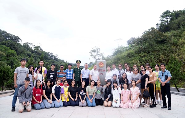 Đoàn đại biểu Trường song ngữ Lào - Việt Nam Nguyễn Du sang thăm Việt Nam