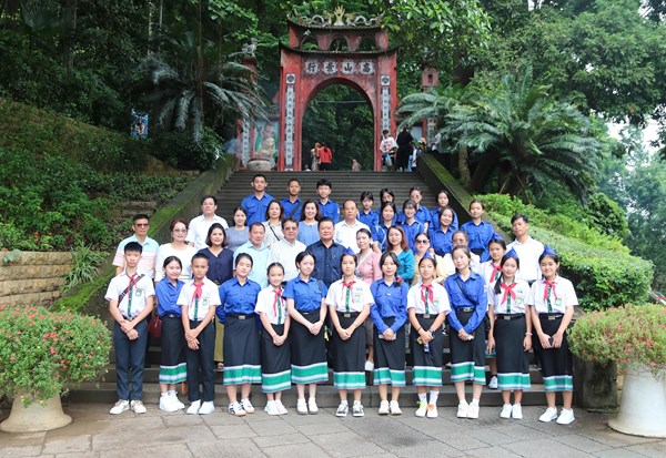 Giáo viên và học sinh tiêu biểu Trường song ngữ Lào - Việt Nam Nguyễn Du dâng hương tại Đền Hùng