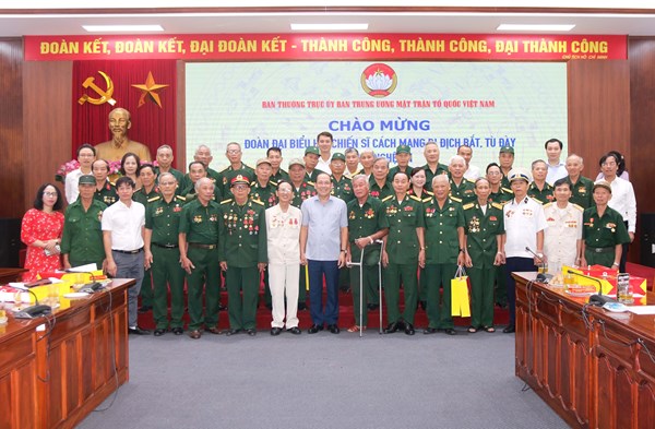 Phó Chủ tịch Hoàng Công Thuỷ tiếp Đoàn đại biểu Hội Chiến sĩ cách mạng bị địch bắt, tù đày tỉnh Nghệ An