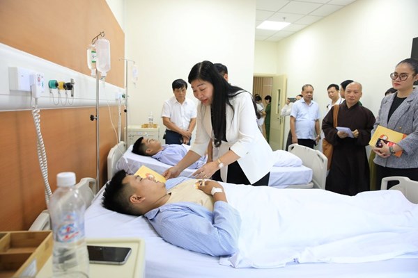 Lãnh đạo Uỷ ban MTTQ thành phố Hà Nội kịp thời thăm hỏi nạn nhân vụ cháy ở Thanh Xuân