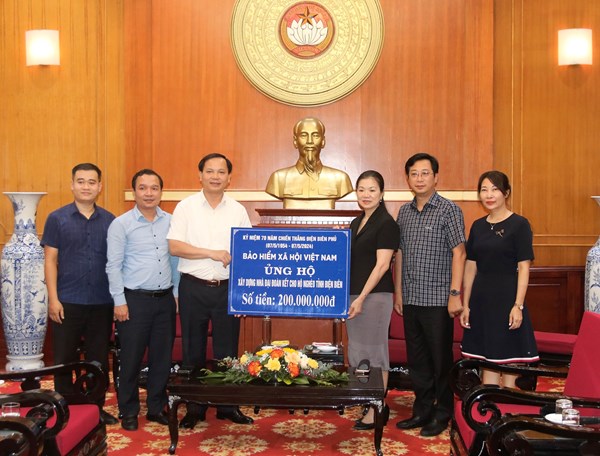 Phó Chủ tịch Trương Thị Ngọc Ánh tiếp nhận ủng hộ xây nhà đại đoàn kết trên địa bàn tỉnh Điện Biên