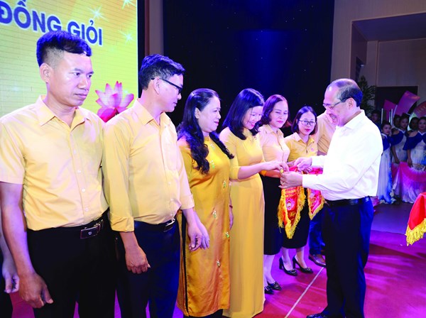 Phó Chủ tịch Hoàng Công Thuỷ dự Hội thi Ban giám sát đầu tư của cộng đồng giỏi của tỉnh Nghệ An