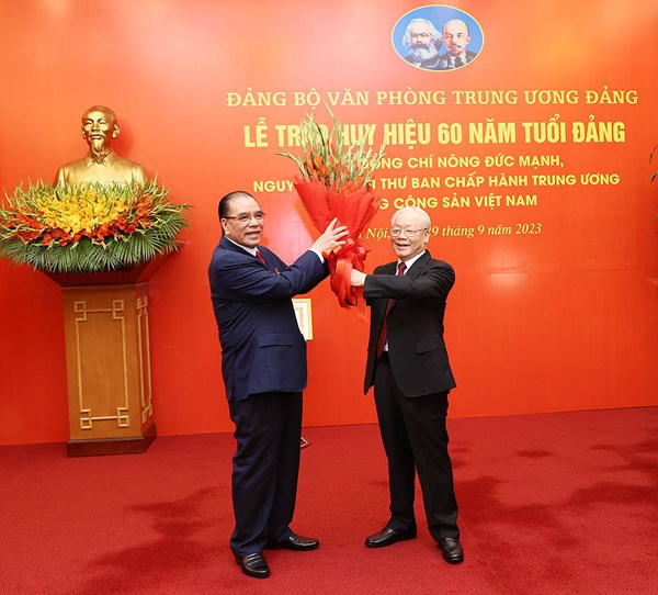 Tổng Bí thư Nguyễn Phú Trọng trao Huy hiệu 60 năm tuổi Đảng tặng nguyên Tổng Bí thư Nông Đức Mạnh