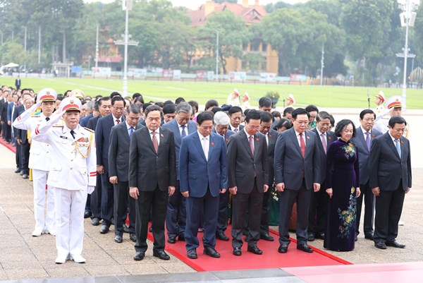 Đại biểu dự Kỳ họp thứ 6, Quốc hội khóa XV vào Lăng viếng Chủ tịch Hồ Chí Minh