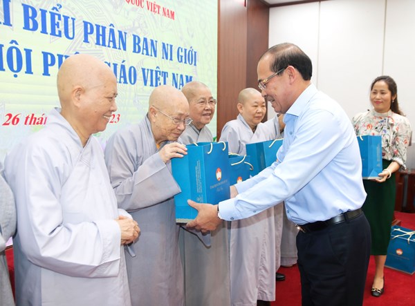 Phó Chủ tịch Hoàng Công Thủy tiếp Đoàn đại biểu Phân ban Ni giới Trung ương Giáo hội Phật giáo Việt Nam