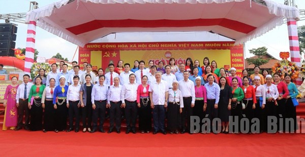 Chánh án Tòa án nhân dân tối cao Nguyễn Hòa Bình dự ngày hội Đại đoàn kết tại khu dân cư Phố Re, xã Ân Nghĩa