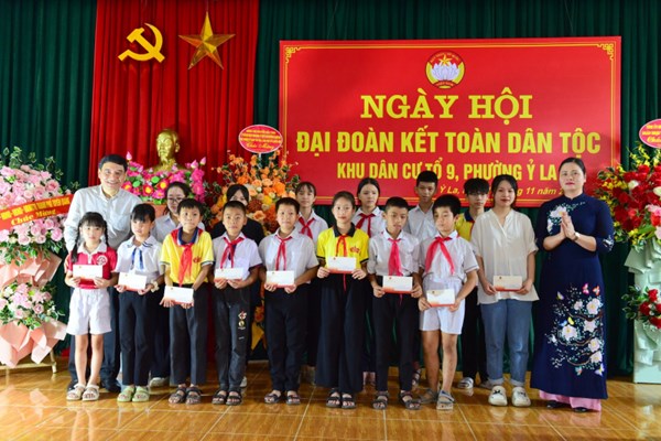 Chủ nhiệm Ủy ban Văn hóa, Giáo dục Nguyễn Đắc Vinh dự Ngày hội Đại đoàn kết toàn dân tộc tại Tuyên Quang
