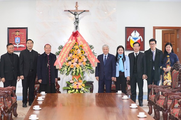 Chủ tịch Đỗ Văn Chiến thăm, chúc mừng Giáng sinh Tổng Giáo phận Hà Nội và Hội thánh Tin lành Việt Nam (miền Bắc)