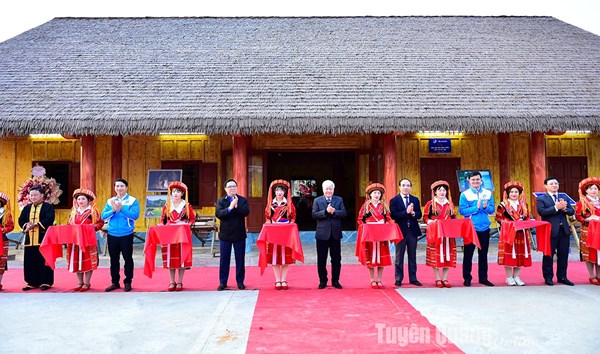 Chủ tịch Đỗ Văn Chiến dự Lễ Khánh thành Nhà Văn hóa cộng đồng dân tộc Pà Thẻn tại huyện Lâm Bình, tỉnh Tuyên Quang