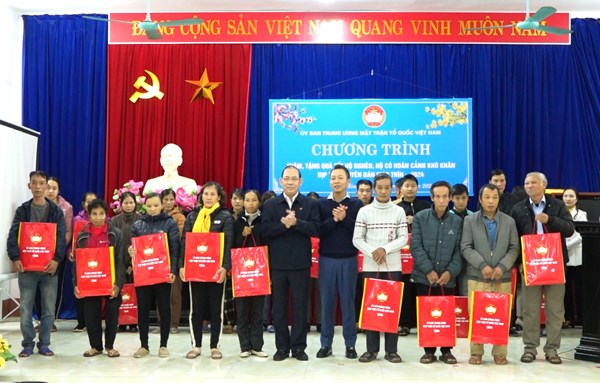 Phó Chủ tịch Hoàng Công Thủy trao quà Tết cho hộ nghèo trên địa bàn tỉnh Phú Thọ