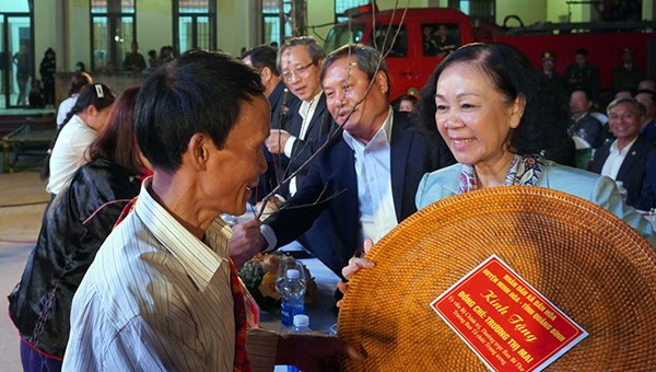 Thường trực Ban Bí thư Trương Thị Mai dự chương trình “Xuân Biên phòng - Ấm lòng dân bản” tại Quảng Bình