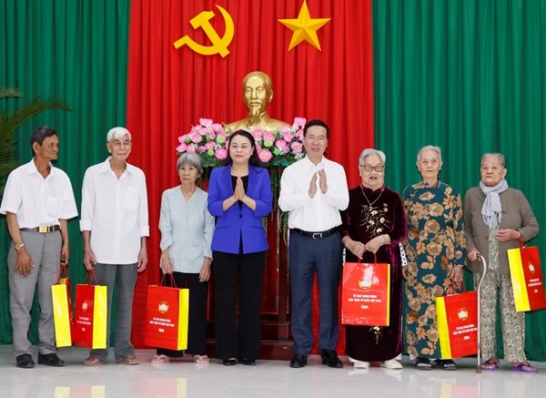 Chủ tịch nước Võ Văn Thưởng thăm, chúc Tết các tầng lớp nhân dân ở Vĩnh Long
