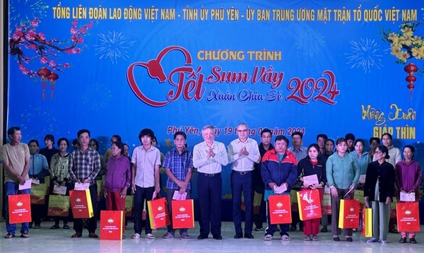 Chánh án Tòa án nhân dân Tối cao Nguyễn Hòa Bình tặng quà cho công nhân, lao động Phú Yên