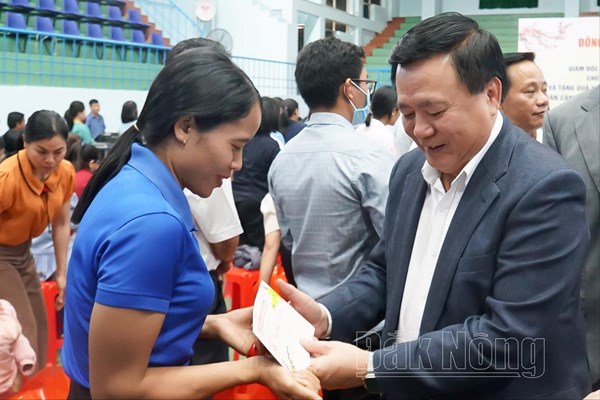 Ủy viên Bộ Chính trị Nguyễn Xuân Thắng thăm, tặng quà Tết cho người có hoàn cảnh khó khăn tại tỉnh Đắk Nông