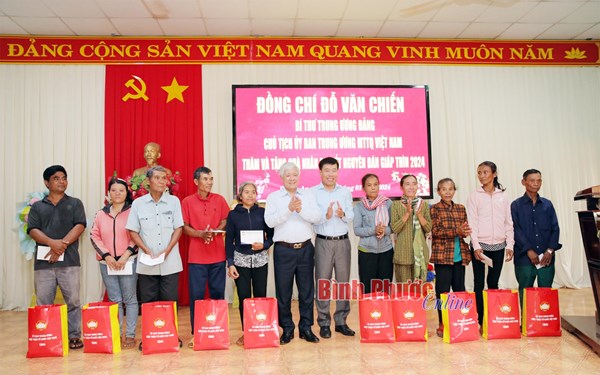 Chủ tịch Đỗ Văn Chiến thăm, tặng quà Tết cho người nghèo và công nhân, người lao động tại Bình Phước