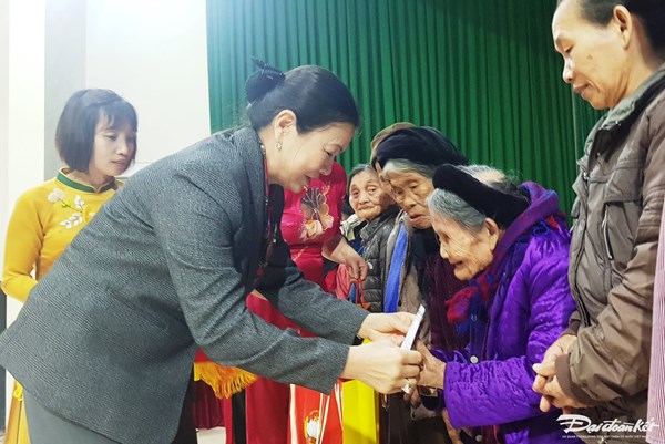 Phó Chủ tịch Trương Thị Ngọc Ánh thăm, tặng quà Tết cho người có hoàn cảnh khó khăn tại tỉnh Thanh Hóa