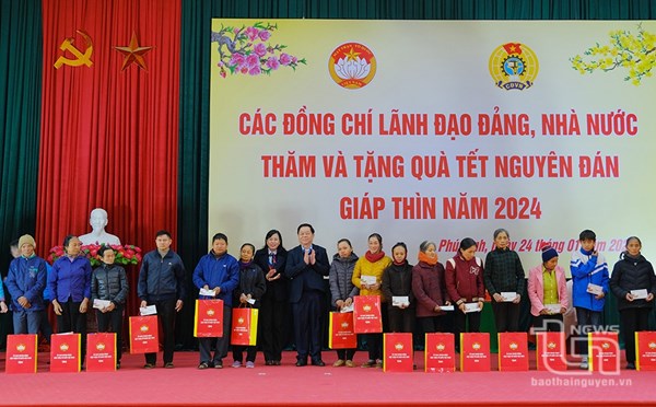 Trưởng Ban Tuyên giáo Trung ương Nguyễn Trọng Nghĩa tặng quà Tết tại huyện Phú Bình, tỉnh Thái Nguyên