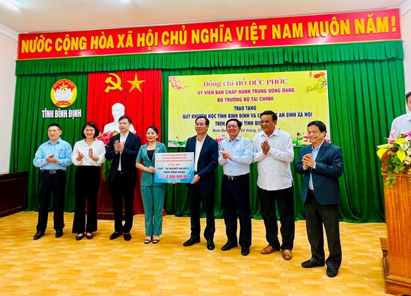 Bộ trưởng Hồ Đức Phớc thăm và tặng quà công nhân, người lao động, các hộ nghèo tại tỉnh Bình Định
