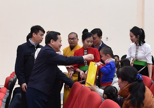 Phó Thủ tướng Lê Minh Khái thăm, chúc Tết đồng bào Điện Biên