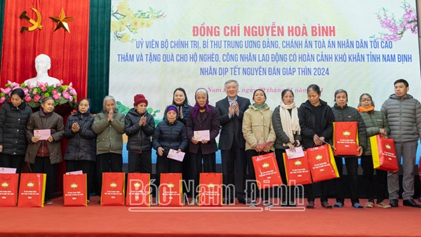 Chánh án Tòa án nhân dân Tối cao Nguyễn Hòa Bình thăm, tặng quà Tết tại tỉnh Nam Định
