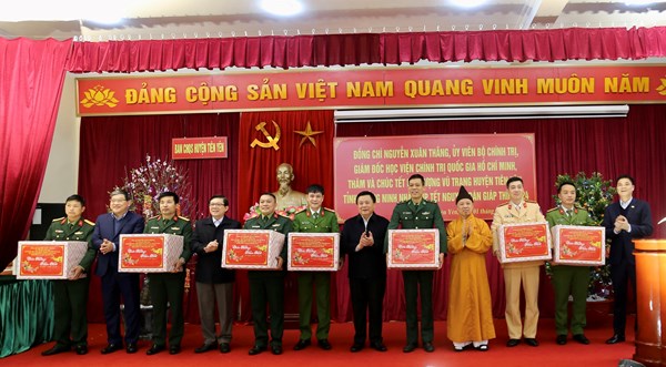 Ủy viên Bộ Chính trị Nguyễn Xuân Thắng thăm, tặng quà và chúc Tết tại Quảng Ninh