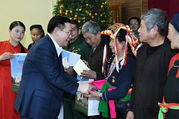 Chủ tịch Quốc hội Vương Đình Huệ thăm, tặng quà Tết gia đình chính sách, người có hoàn cảnh khó khăn tại Yên Bái