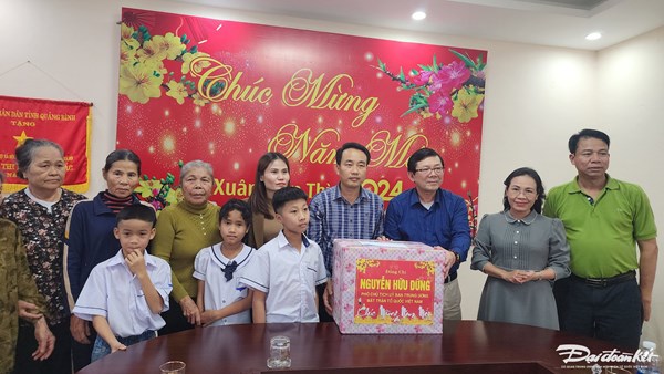 Phó Chủ tịch Nguyễn Hữu Dũng tặng quà Tết cho trẻ em và người yếu thế ở Quảng Bình