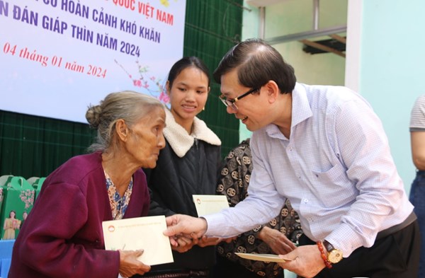 Phó Chủ tịch Nguyễn Hữu Dũng thăm, chúc Tết người dân huyện miền núi Hướng Hóa