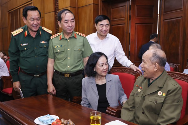 Thường trực Ban Bí thư Trương Thị Mai làm việc với Ban Thường vụ Tỉnh ủy Điện Biên