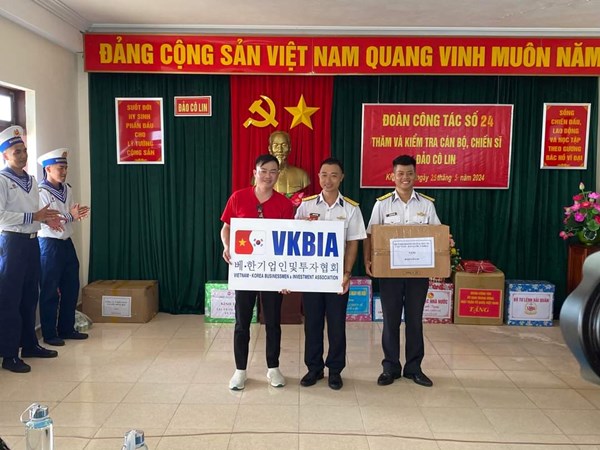 Kiều bào cùng Đoàn công tác của UBTƯ MTTQ Việt Nam thăm huyện đảo Trường Sa và Nhà giàn DK1